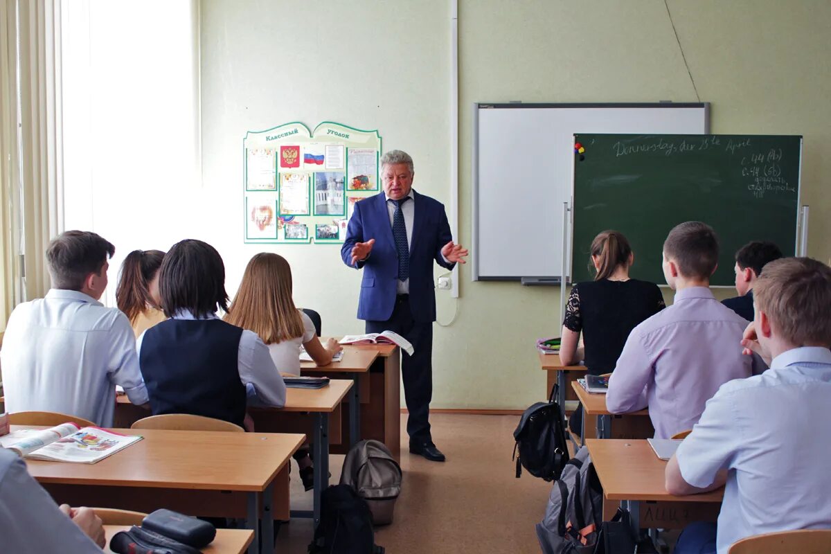 аудитория в университете. малышев колледж ковров. кгту стипендия. кгта фото. школьники на уроке химии.