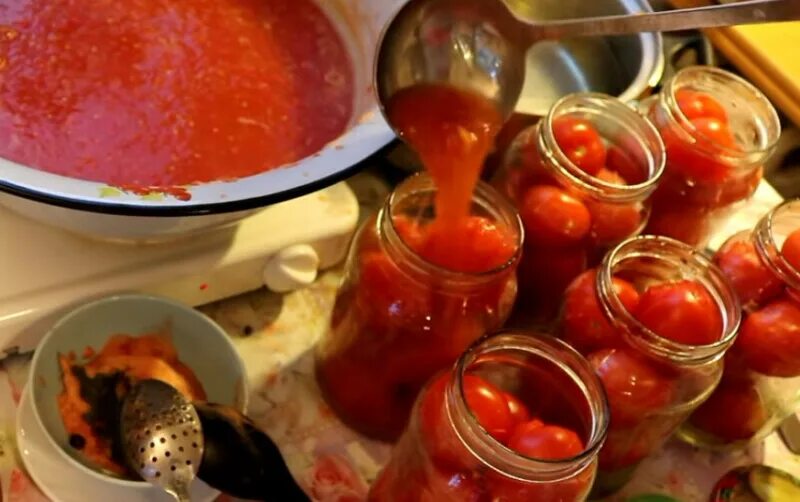 Приготовить на зиму помидоры в собственном соку. Помидоры в собственном соку. Помидоры в томатном соке. Помидоры в томатном соке на зиму. Помидоры в собственном соку без уксуса, без стерилизации,.