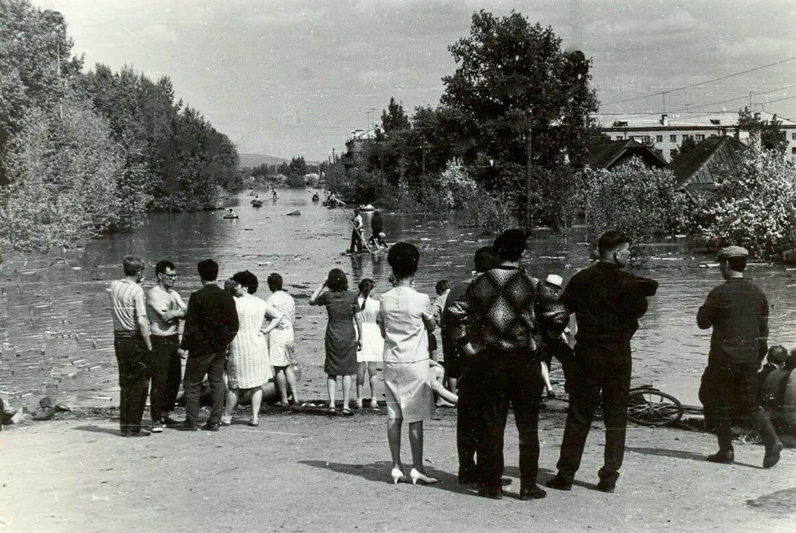 Наводнение в абакане в 1969 году фото. Наводнение в абакане 1969 г. Бийск 1969 наводнение. Игарка красноярский край в2002грыбалка. Цунами в темрюке 1969.