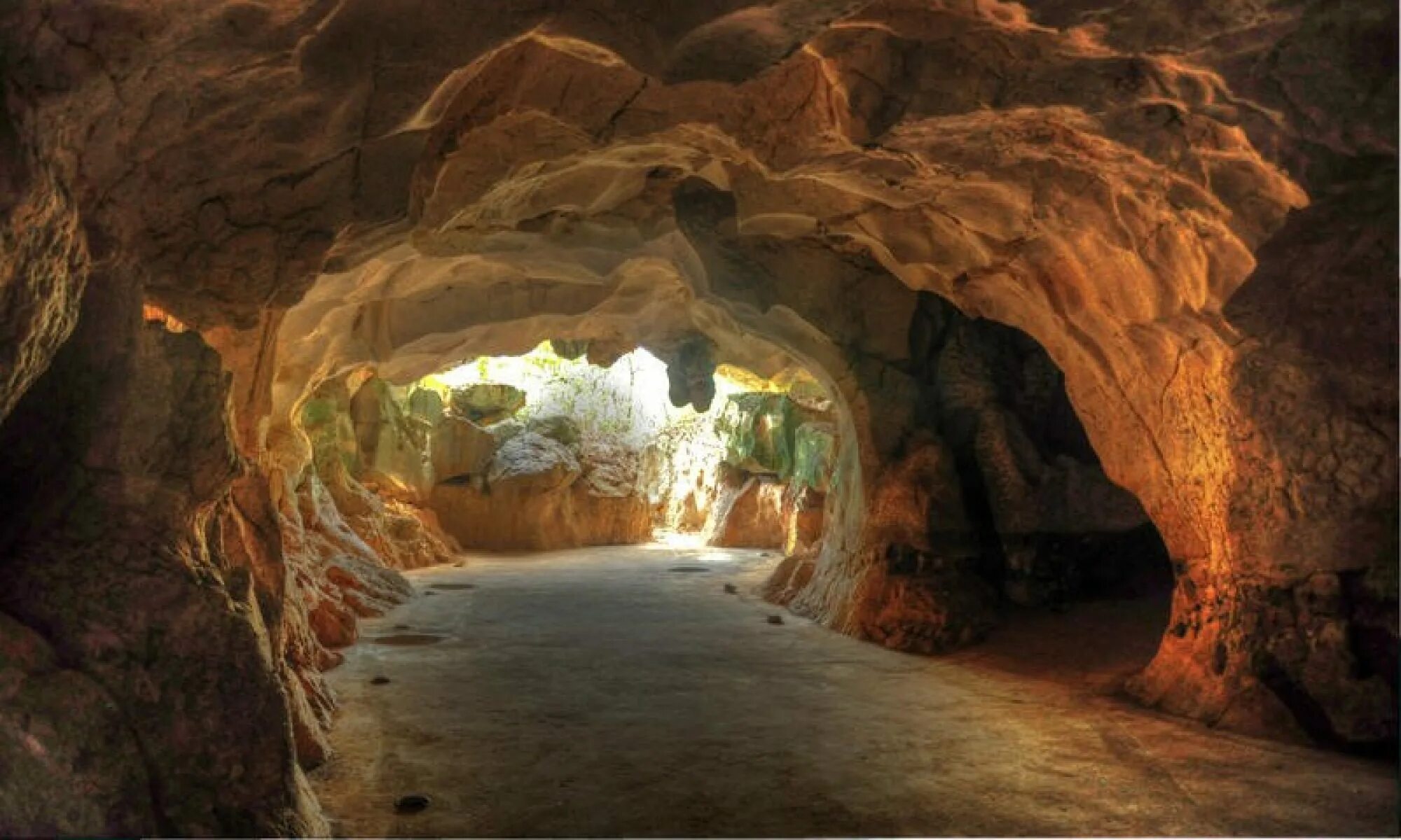 Caves de. Пещеры Кристал-Кейв. Пещера Помьер. Пещера Куэва-де-Лас-Манос. Пещера Бенагил.