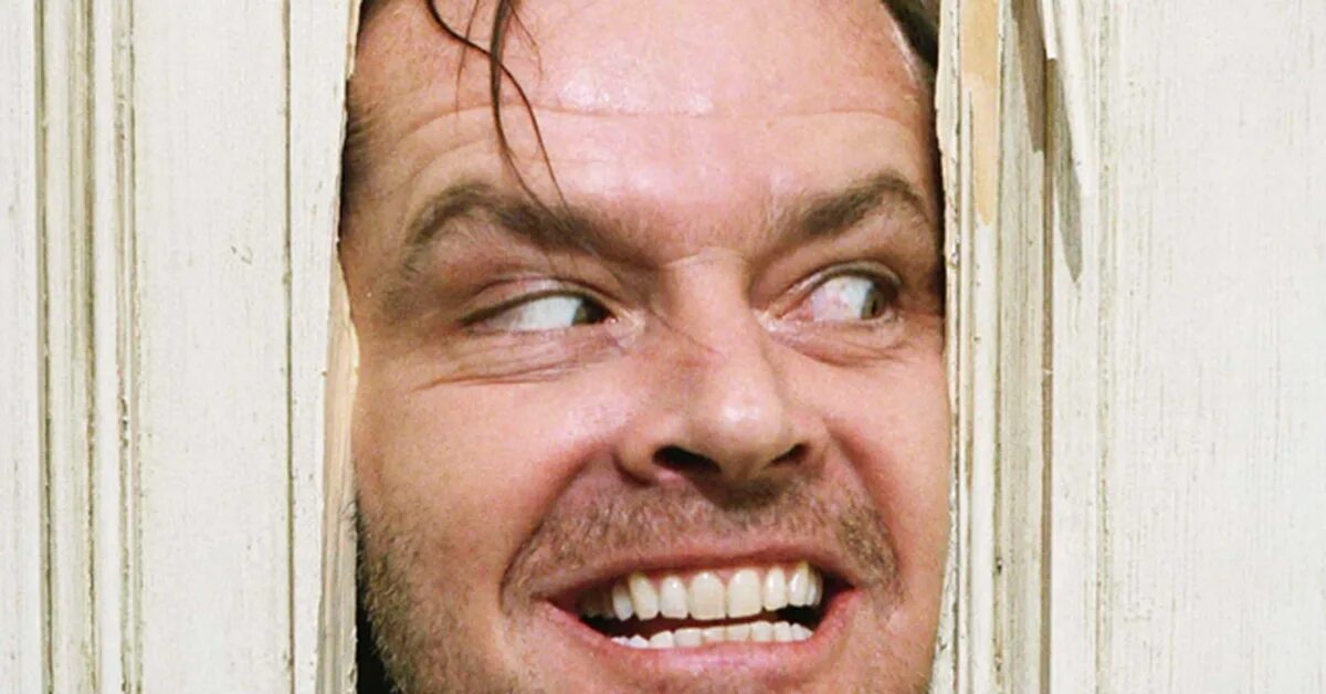Сияние here's johnny. Сияние а вот и джонни. Джексон николсон сияние. Джонни сияние мем. Итс джонни.