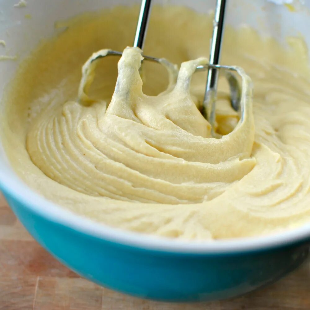 Тесто слишком жидкое что добавить. Приготовление теста для блинов. Взболтать тесто. Жидкое тесто. Жидкое тесто в миске.