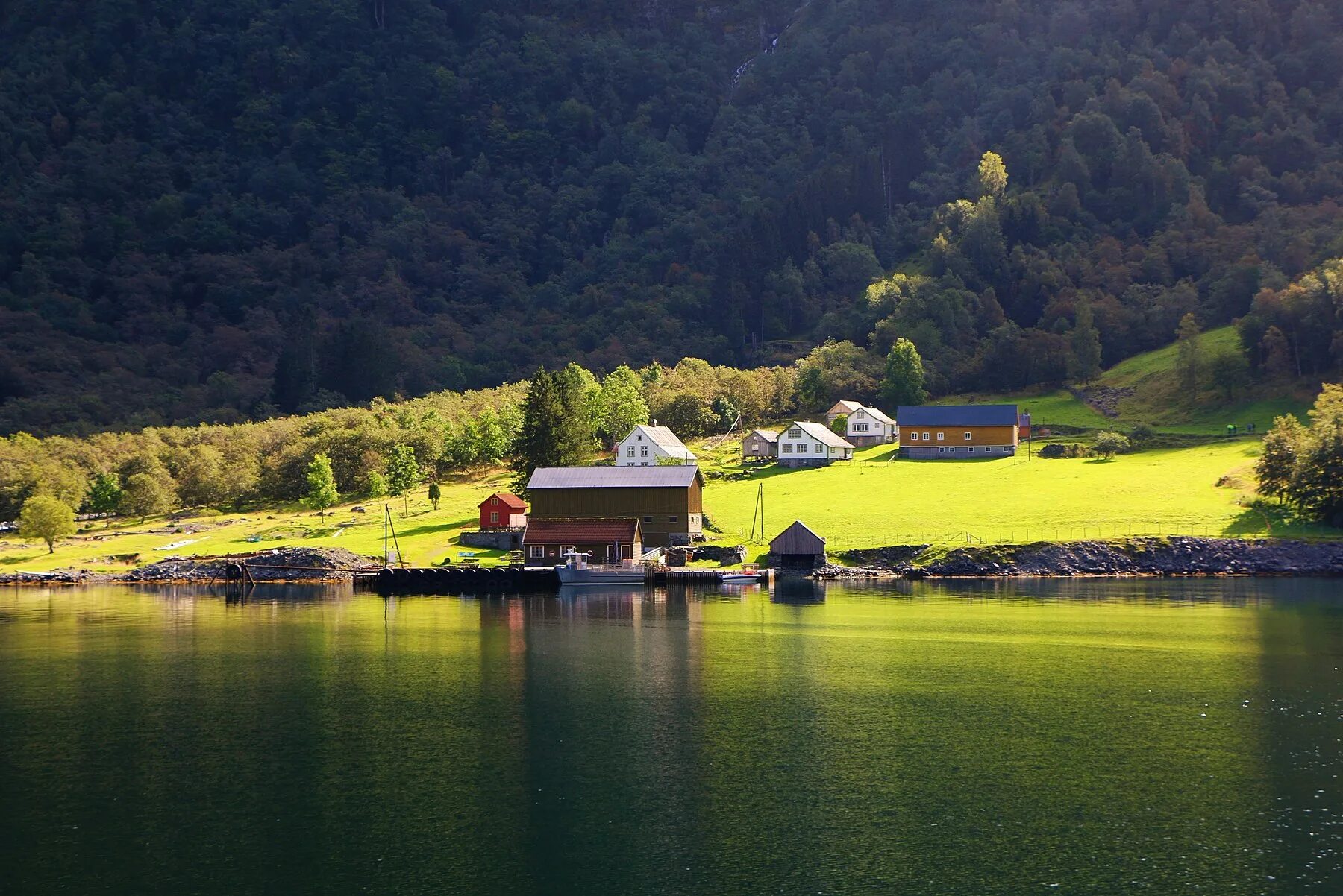 House near the lake. House near Water. Oslo Houses near Water. Beautiful Houses near Lakes and Mountain. Buildings in London near Lake.