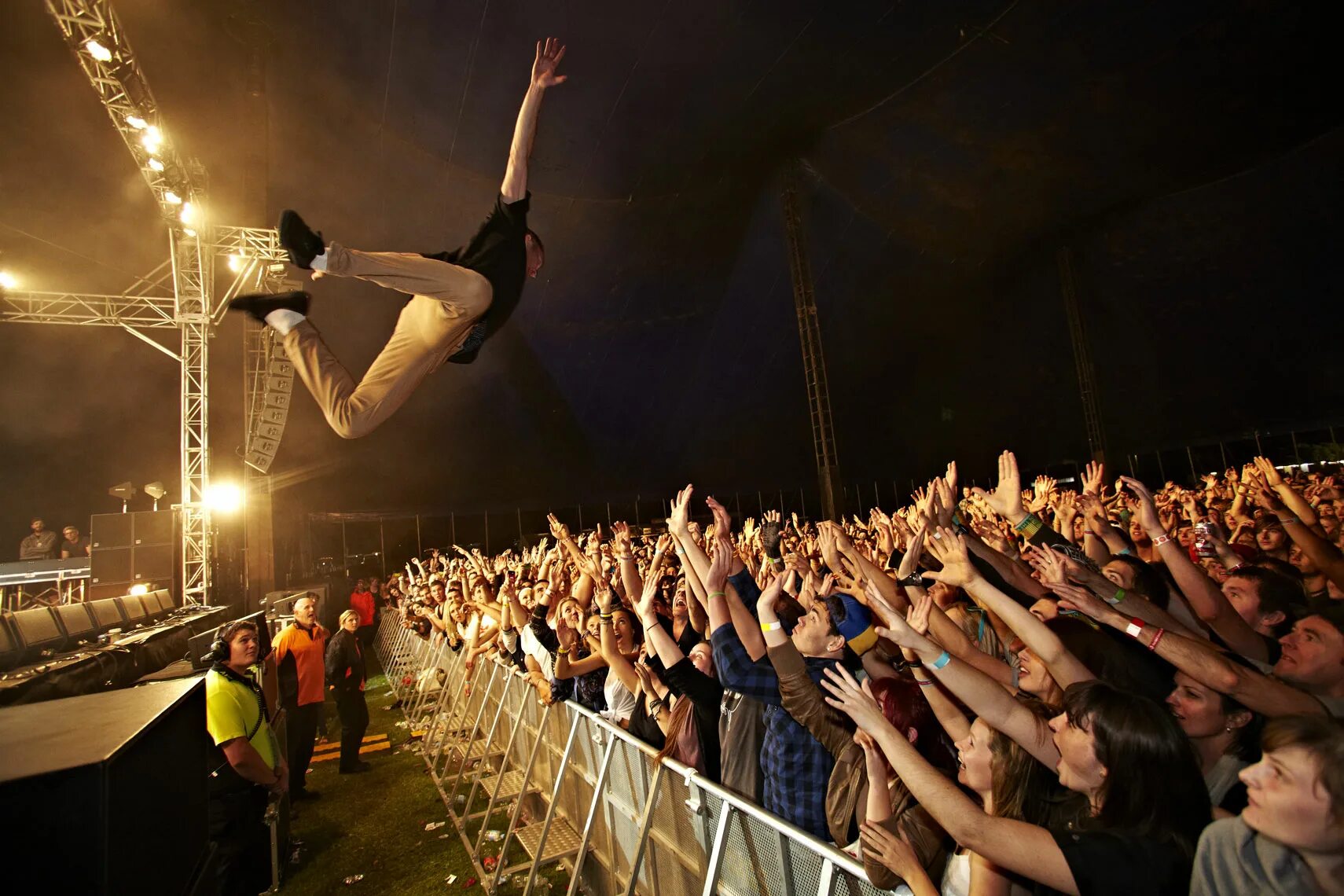 Что обозначает сойти со сцены. Рок концерт stage diving. стейдж дайв группа. прыжок в толпу. прыжок со сцены.