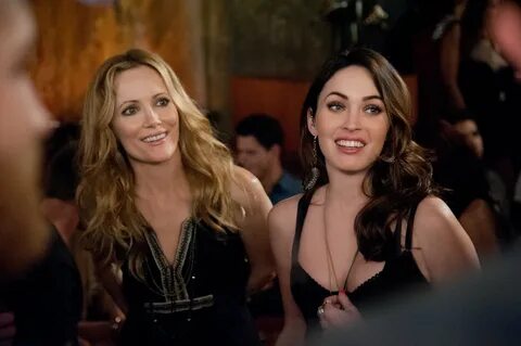 Leslie Mann and Megan Fox in Любовь по-взрослому (2012). 