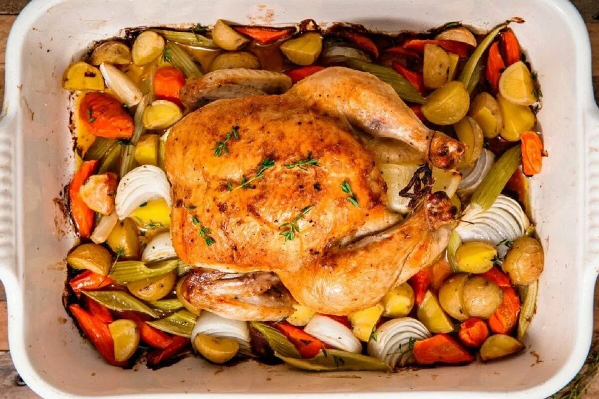 Замороженные овощи с курицей в духовке. Курица в духовке. Курица с овощами. Курица с овощами в духовке. Курица в духовке с картошкой и овощами.
