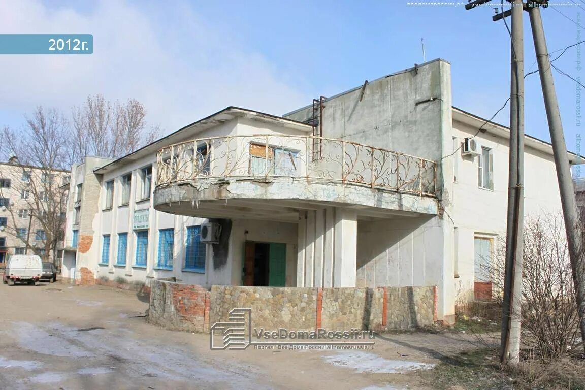 Ул вокзальная площадь 6 горячий ключ здание. Жд станция горячий ключ краснодарский край. Площадь ленина феодосия. Вокзальная площадь горячий ключ. Кафе горячий ключ.