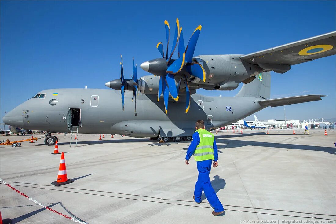 Китайский самолет y-20. Суперджет 95075 из ан 124. Самолёт рэб ил 22пп порубщик. Ан124 доставляет суперджет. Ан 20.