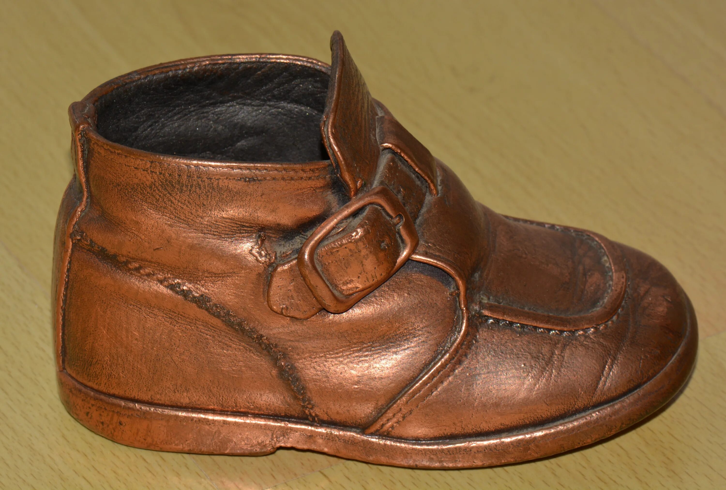 Виды обуви старые. Башмак обувь. Старинная обувь. Старые ботинки. Кожаные башмаки.
