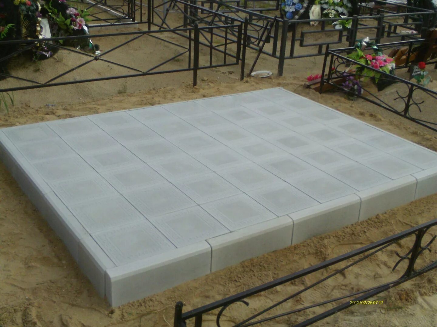 Тротуарная плитка на могилу. Тротуарная плитка на кладбище. Тротуарная плитка для надгробий. Памятник с тротуарной плиткой.