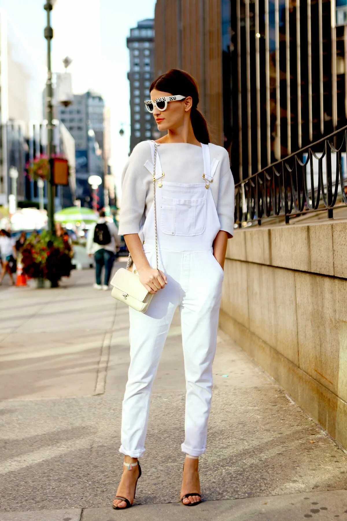 Надевать комбинезон. Белый джинсовый комбинезон. белый джинсовый комбинезон женский. образ с белым комбинезоном. белый комбинезон стрит стайл.