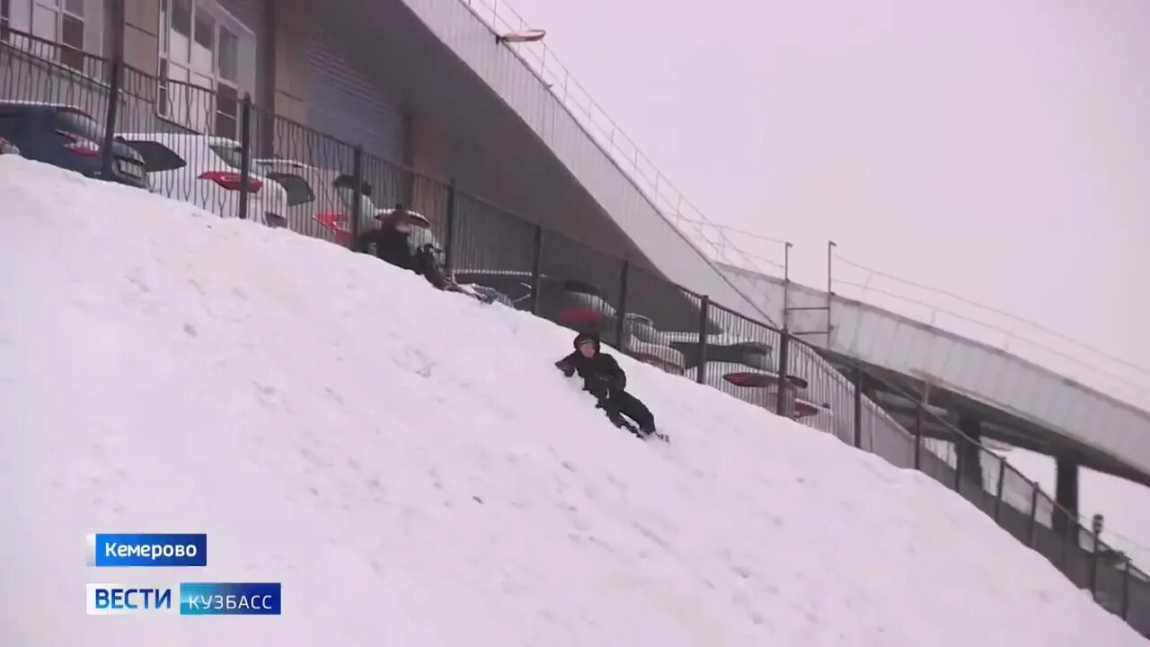 Горка на советской площади новокузнецк. Зимние горки кемерово. Горки в кемерово 2005. Снежная горка в кемерово сосновый бор. Ледовый городок кемерово.