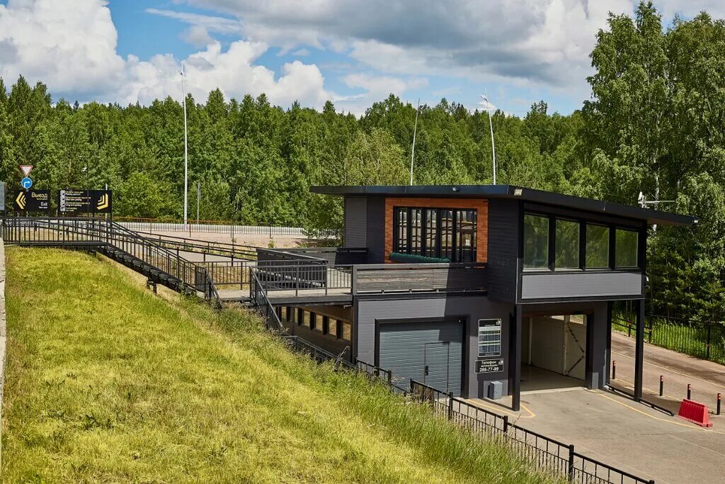 Емельяновский аэропорт. Парк победы парковка. Зеленая парковка. Аэропорт емельяново красноярск. Емельяново парковка красноярск.