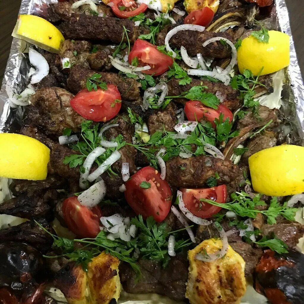 Дербентский шашлык. Кафе мангал дербент. Шашлык на лаваше с луком подача. Шашлындос шашлычная. Дагестанский шашлык.