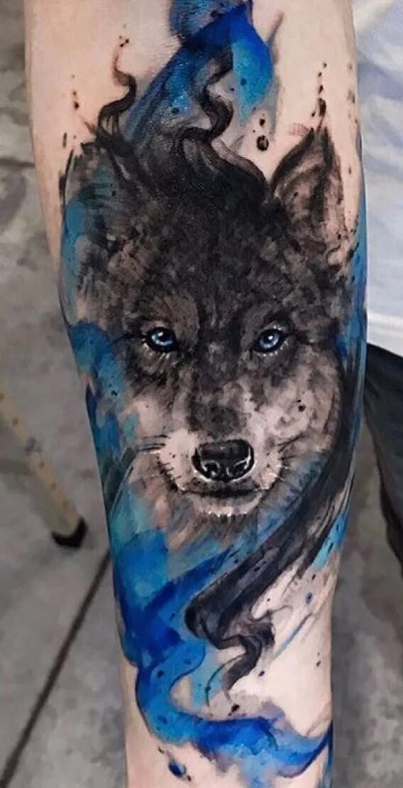 Разноцветные эскизы. Тату в стиле акварель волк. Цветные тату волки. Тату волка в стиле реализм. Волк эскиз тату цветной.