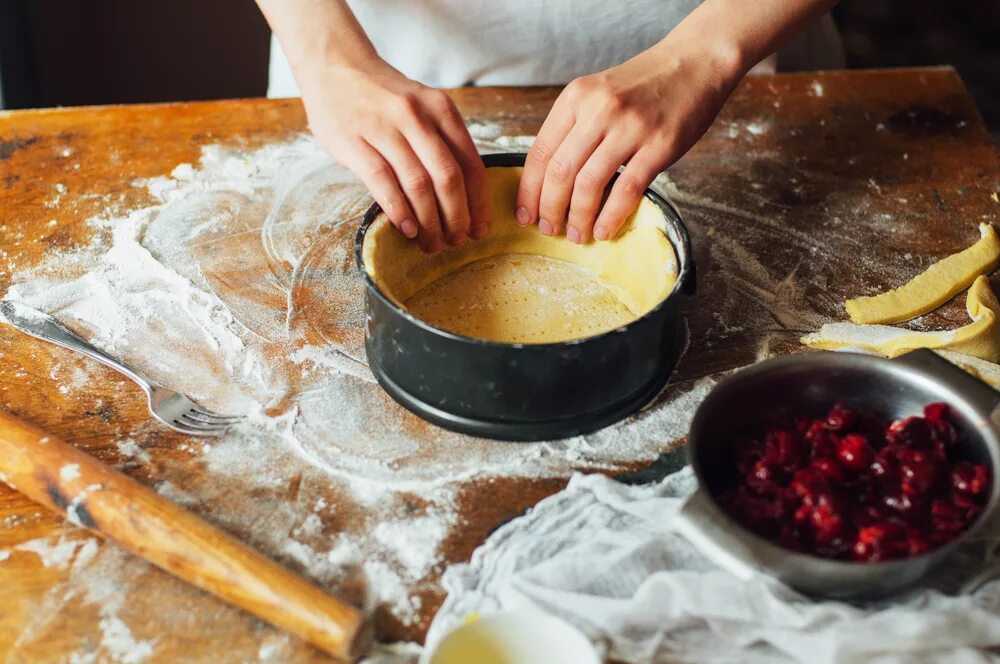 Preparing cake