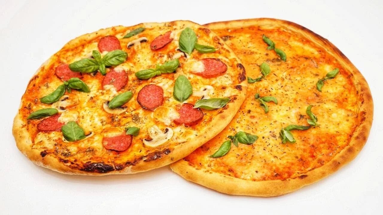 Итальянская пицца на тонком тесте. Пицца с базиликом. Пицца на сдобном тесте.