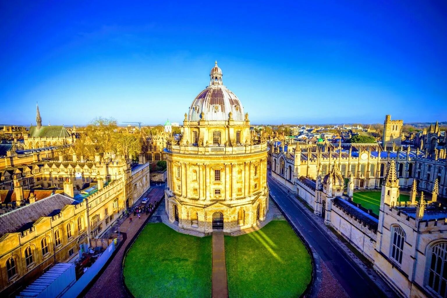 Oxford university town. Оксфордский университет Великобритания. Оксфорд Британия. Сити-оф-Оксфорд университет. Оксфордский университет фото.