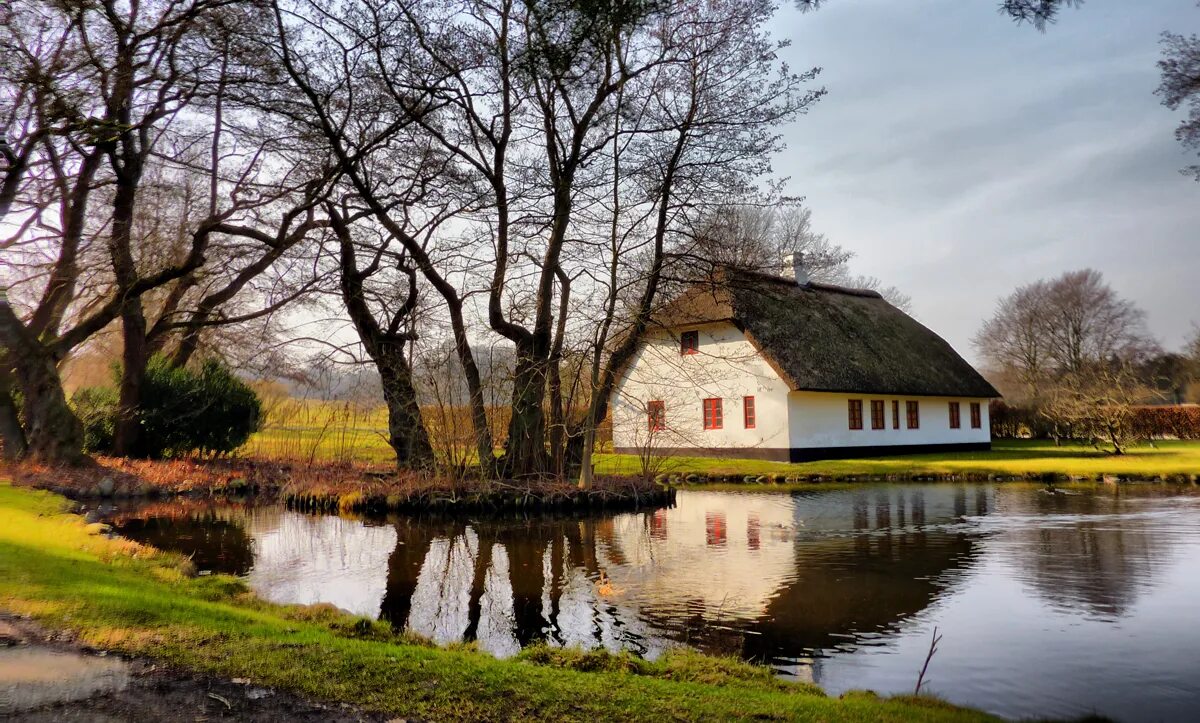Дом на воде. Озеро швеции хельшо. Дом на воде. Стилхаус-лейк штат теннесси озеро. Замок на воде.