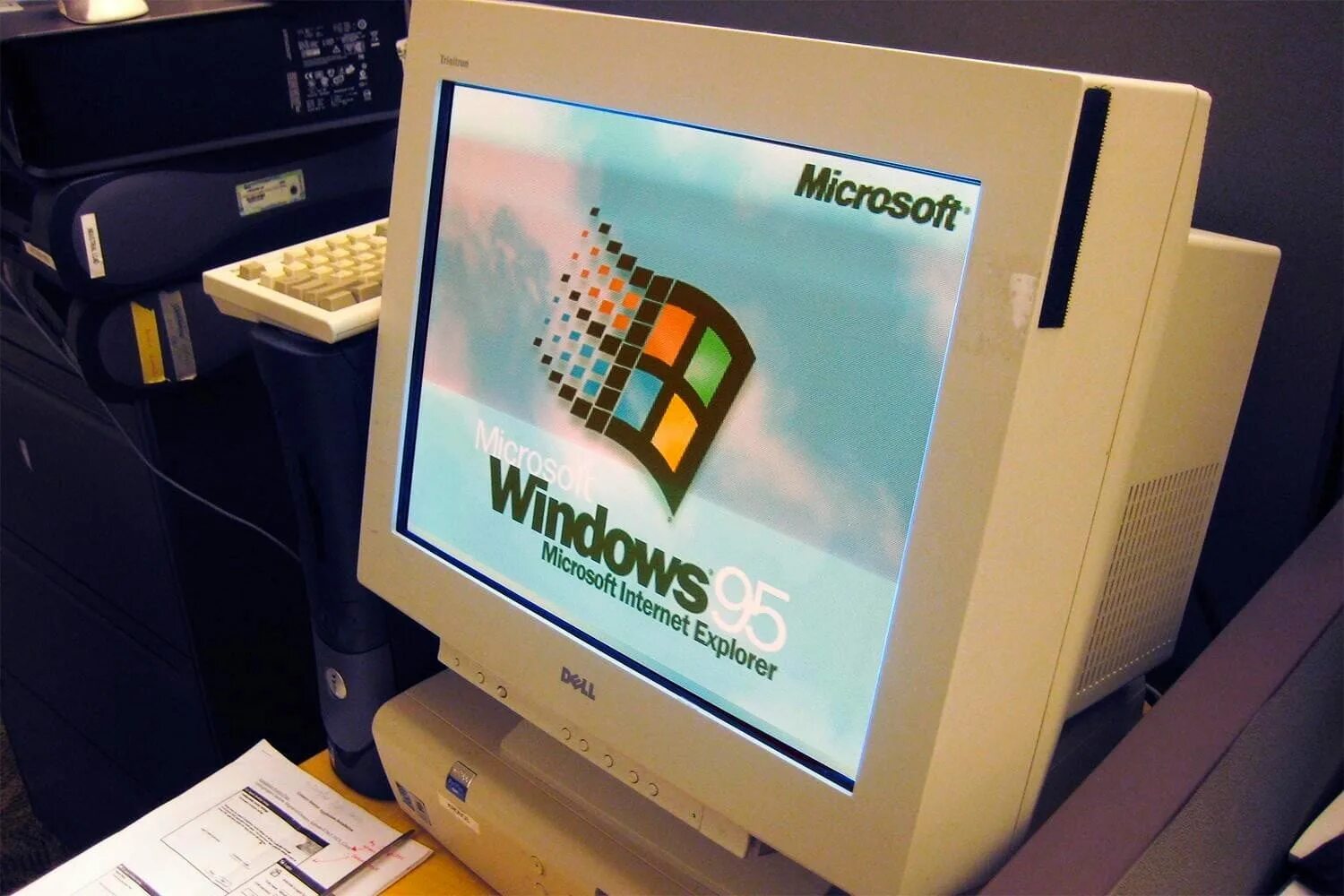 Компьютер начал. Виндовс 95 ПК. Монитор Windows 95. Монитор виндовс 98. Windows 95 компьютер.