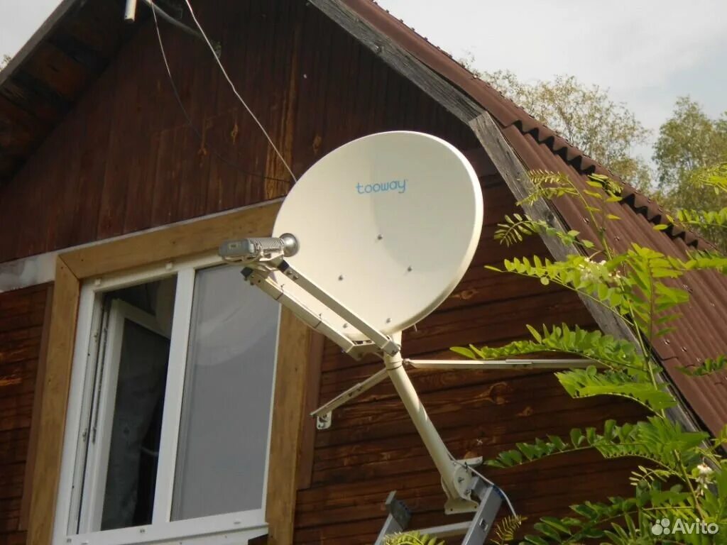 Спутниковая антенна для интернета. Спутниковая тарелка для интернета. Спутниковая тарелка для интернета в частный дом. Спутниковые тарелки частный дом.