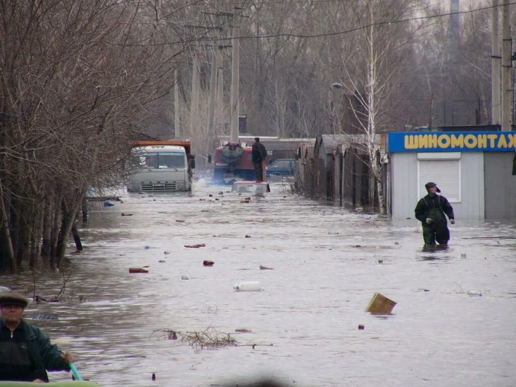 Наводнение в новокузнецке сегодня. Наводнение в Новокузнецке 2004 год. МЧС Новокузнецк сутки. Новокузнецк 2004 год фото наводнение. Наводнение в Новокузнецке сегодня новости последнего часа.