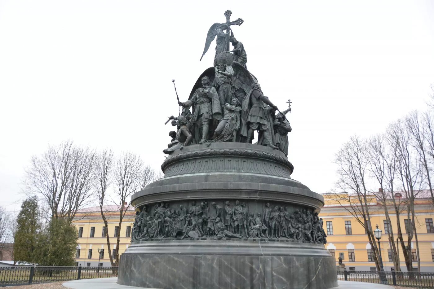 Какой памятник находится в новгороде. Великий новгород кремль памятник тысячелетия. монумента «тысячелетие россии» в новгороде (1859-1862). михаил осипович микешин тысячелетие россии. тысячелетие руси памятник великий новгород.