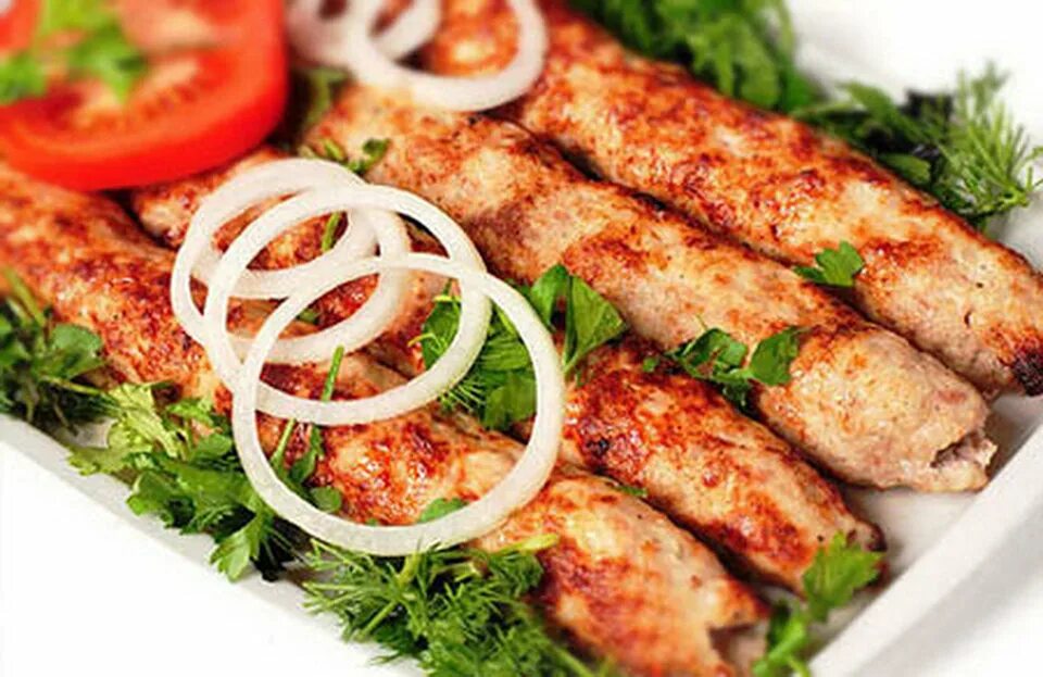Чем отличается кебаб от люля кебаб. Люля-кебаб из курицы. люля кебаб куриный. шашлычный дворик люля кебаб. люля кебаб курица.