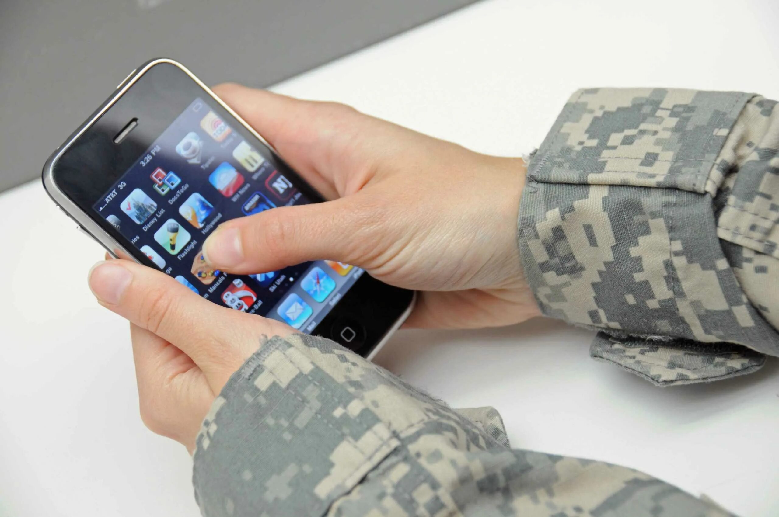 Военный смартфон. Смартфон в армии. Военнослужащий со смартфоном. Смартфон в руках военнослужащего.