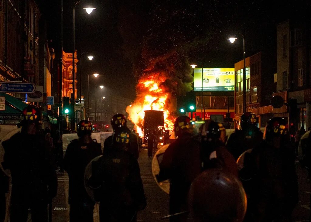 Великобритания 2011. Беспорядки в англии в августе 2011 года. погромы в лондоне автобус.