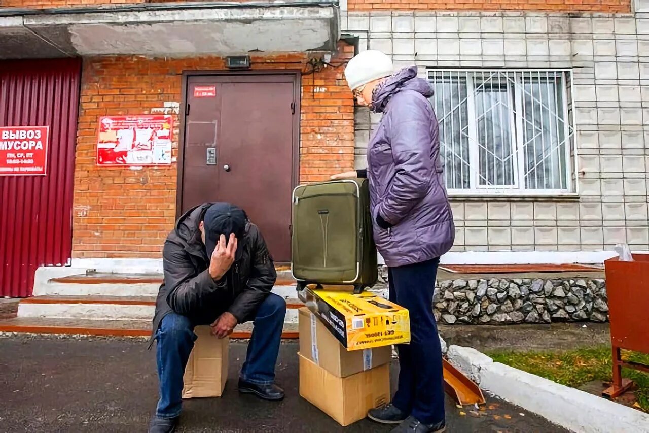 Выселяют из квартиры. Выселяют из жилья. Выселение из квартиры. Выселение из жилого помещения.