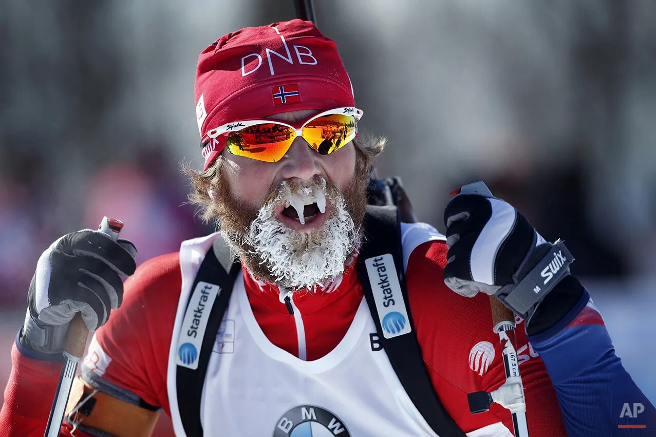 Спортсмены с бородой. Норвежские биатлонисты с соплями. Норвежские лыжники астматики. Лыжники с бородой. От холодного встречного ветра у лыжников замерзли