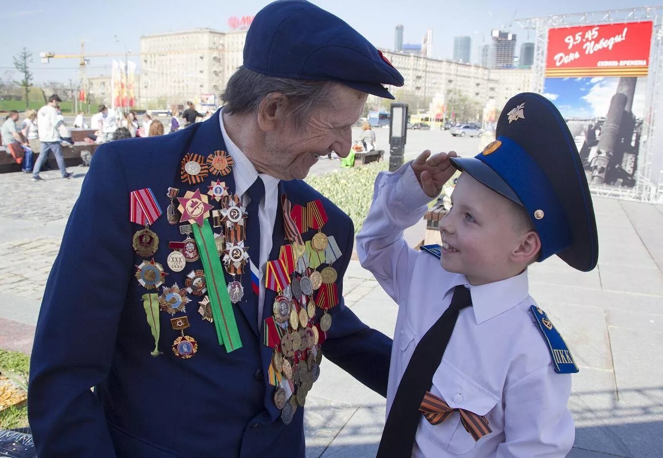 Когда поздравляют ветеранов. Ветераны и дети. Дети поздравляют ветеранов. День Победы ветераны и дети. Ветераны Великой Отечественной войны с детьми.