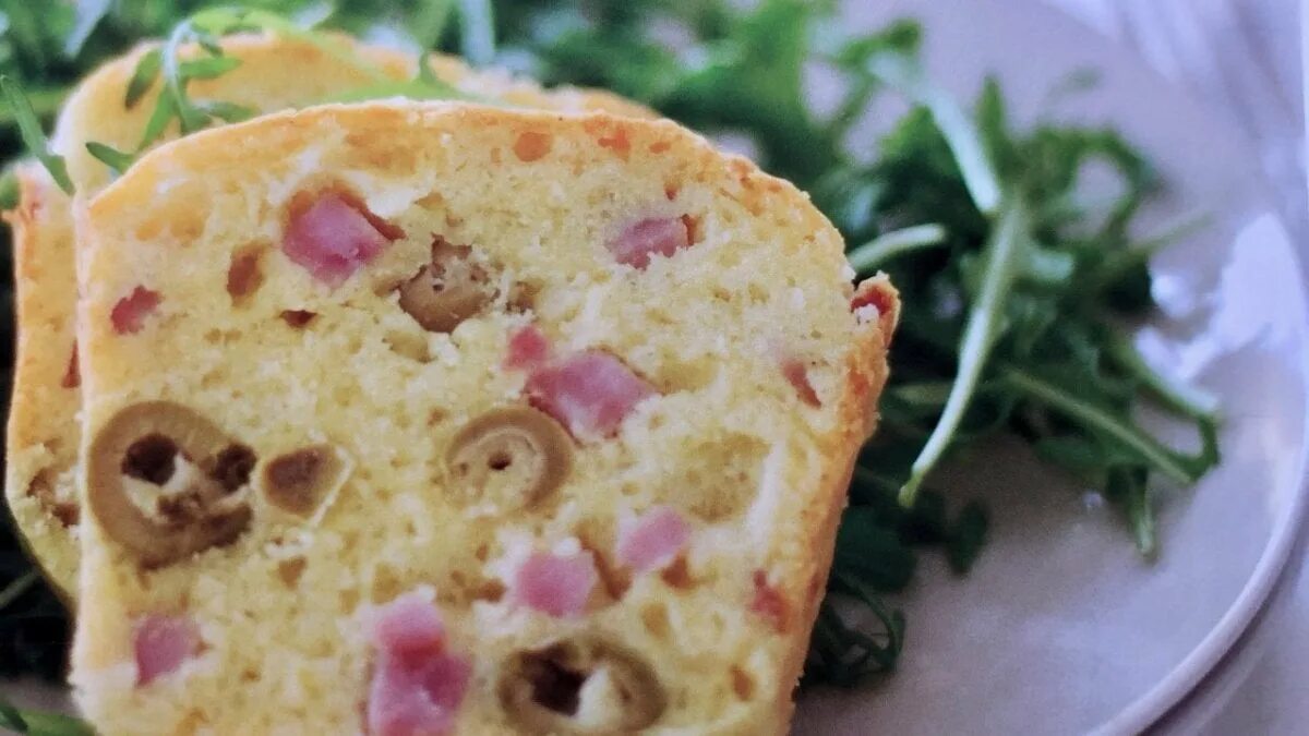 Ветчина и сыр в хлебе. Багет сырный в спаре. Бутерброд с ветчиной. Ветчина и сыр в хлебе. Выпечка с ветчиной и сыром.