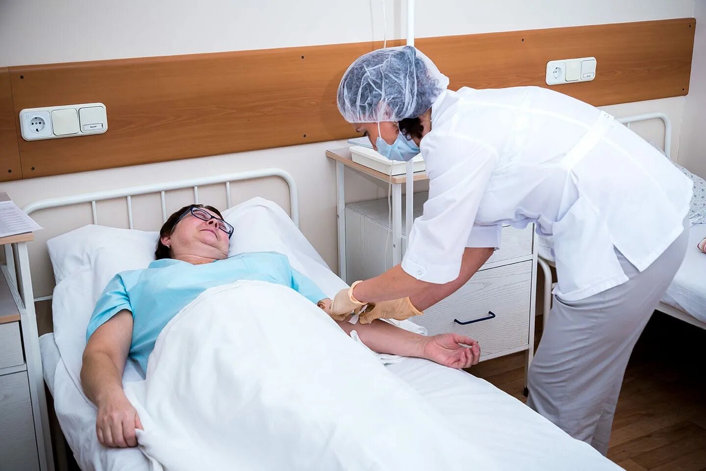 Лечебный стационар. Дневной стационар. пациент в стационаре. наблюдение за пациентом.