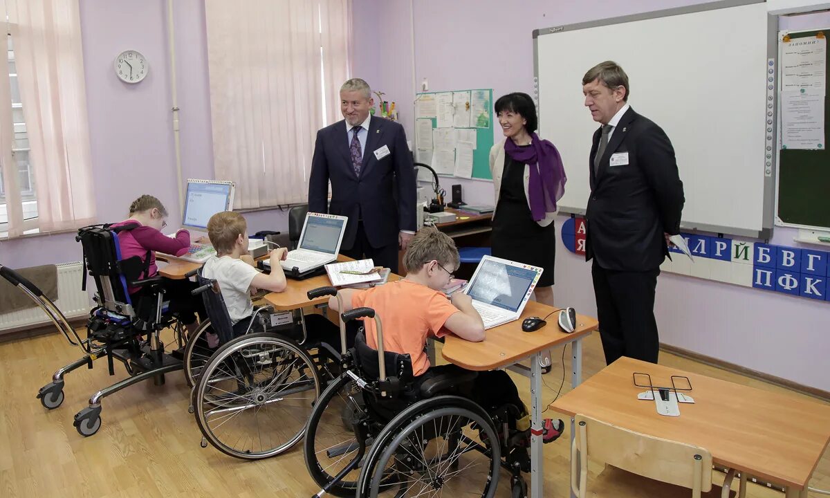 Муниципалитет инвалиды. Муниципалитет инвалиды. Иркутск реабилитационный техникум. Кинотеатр доступный для инвалидов. Люди с ограниченными возможностями.