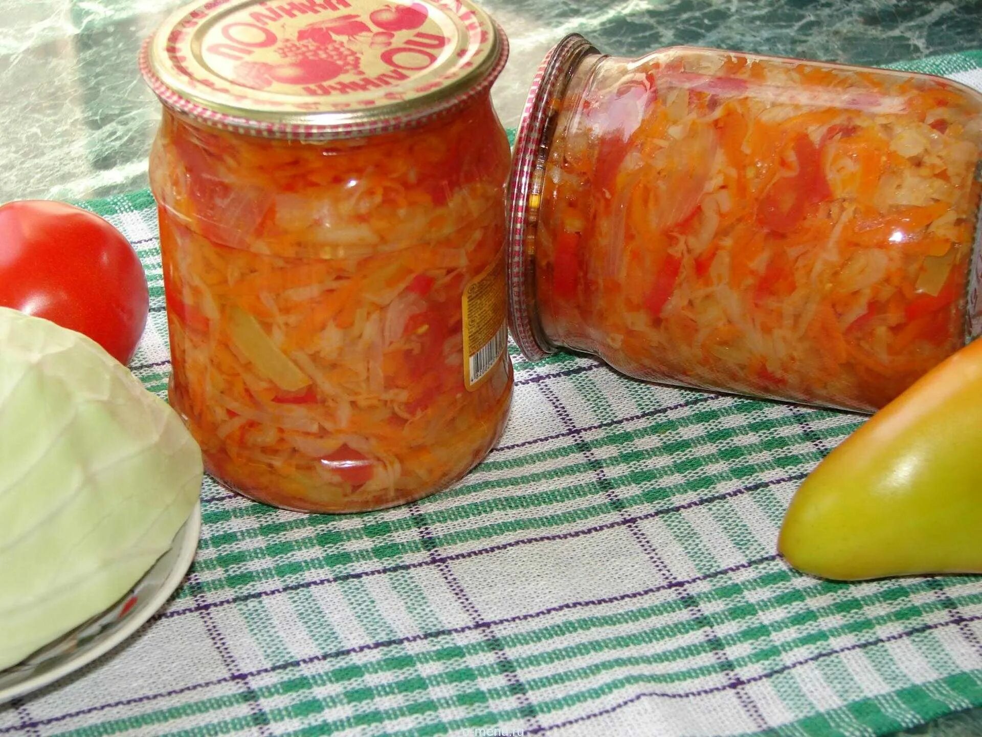 Капуста морковь болгарский перец уксус сахар. Салат осенний на зиму. заготовка капусты на зиму. капуста с болгарским перцем на зиму. салат из капусты на зиму в банках.