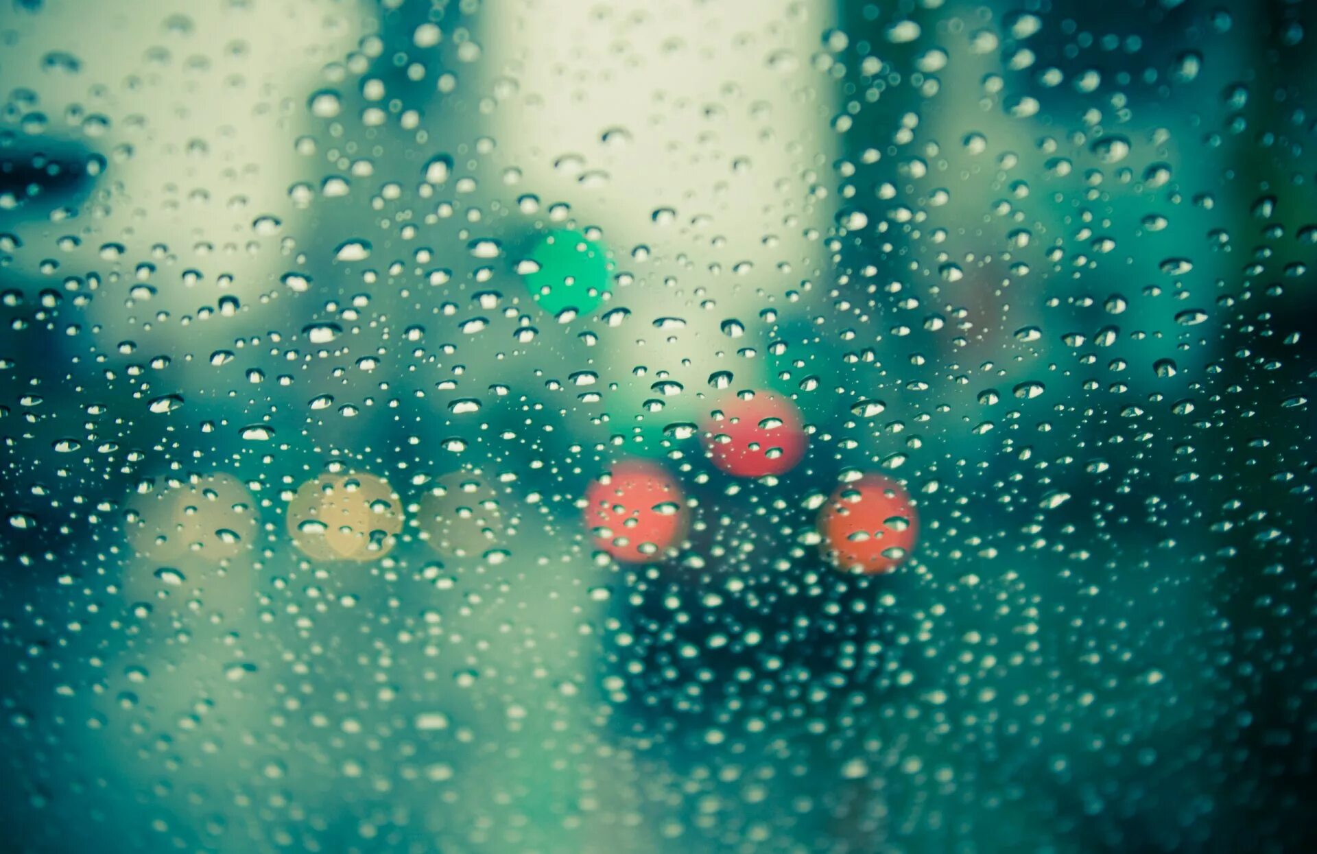 Капли на стекле. Мокрое стекло. Капли дождя. Дождь на стекле.