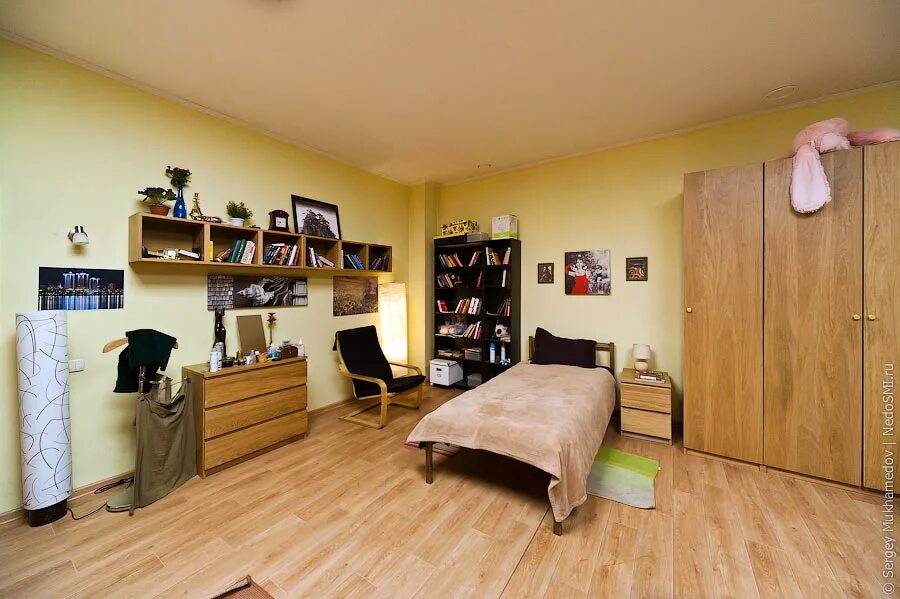 Обстановка однокомнатной квартиры. Интерьер окна в спальне. Спальня. Красивая комната в отеле. Красивые спальни.