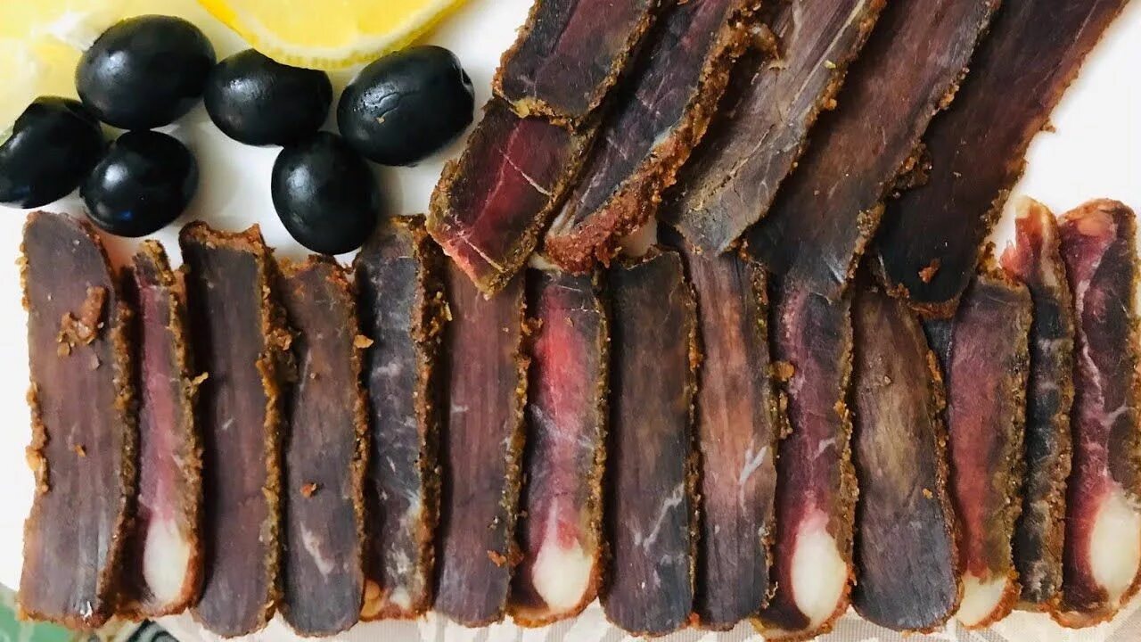 Бастурма из армении. Армянское мясо бастурма. армянская колбаса бастурма. армянское вяленое мясо. бастурма армянская классическая.