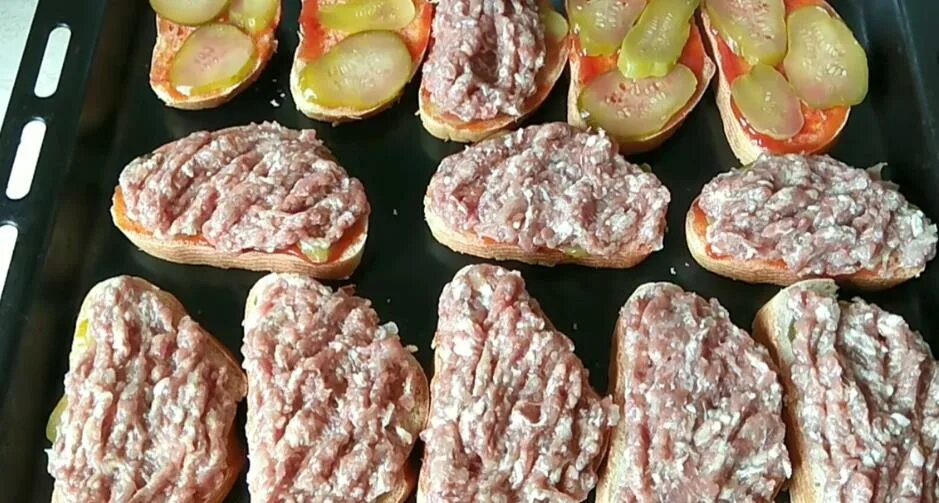 Бутерброд с фаршем и сыром. Запеченный бутерброд с фаршем. горячие бутерброды с фаршем на сковороде. горячие бутерброды с фаршем в духовке рецепты с фото.