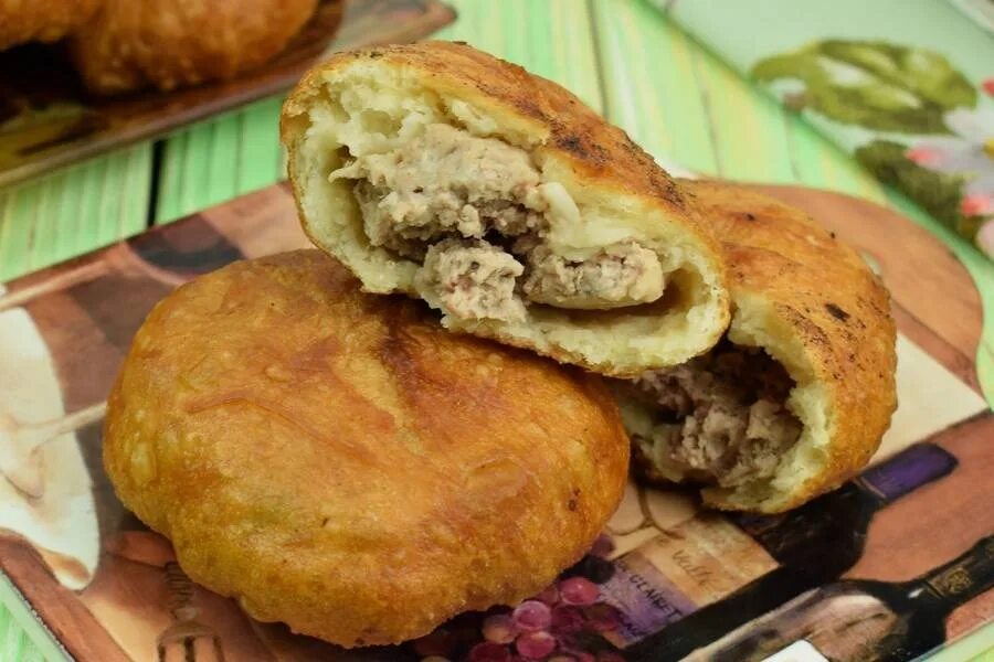 Кухня наизнанку жареные пирожки. Пирожки с мясом. пирожки с фаршем. жареные пирожки ссмясом. пирожки с мясным фаршем.