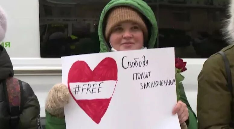 Акции протеста феминисток. Внешность феминисток. Феминистский флаг. Демонстрация феминисток. Акции феминисток.