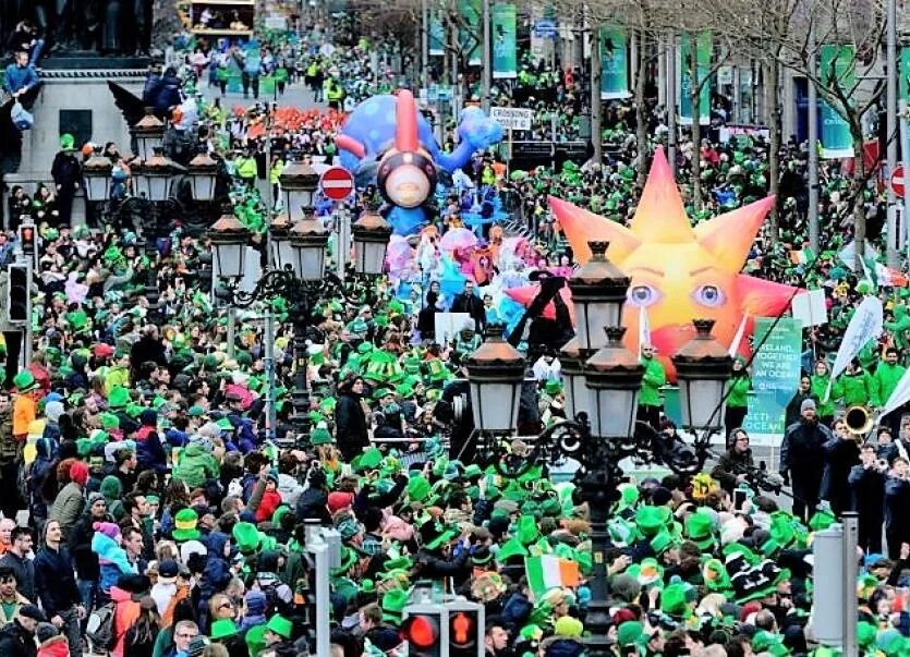 Парад патрика 2024. День Святого Патрика в Ирландии парад. St. Patrick Day Parade Даллас. St. Patrick праздник. Парад день Святого Патрика в Великобритании.