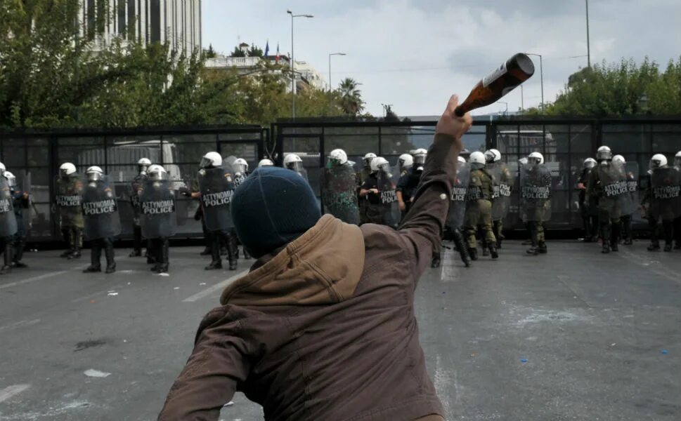 Человек против толпы. Один против толпы. Один против толпы. Один против толпы. Один против толпы.