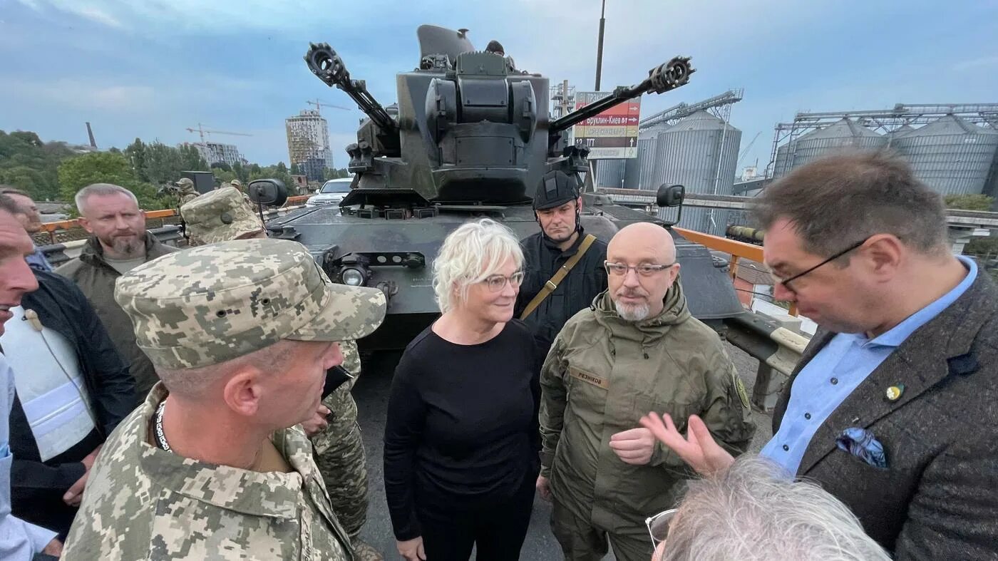 Свежие новости с фронта украины сегодня 2024г. Министр обороны Германии сейчас 2023. Министр обороны ФРГ В Одессе. Военный генерал Суровикин.