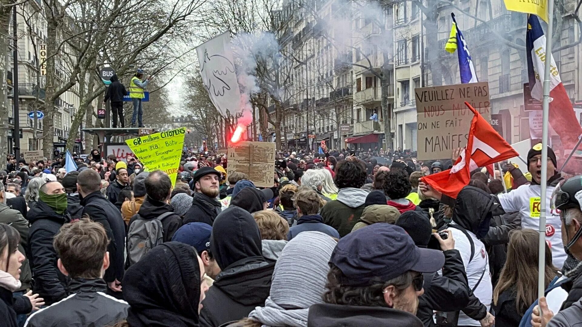 1 мая во франции. Протесты во Франции 2023. Митинги во Франции. Массовые протесты в России. Митинг.