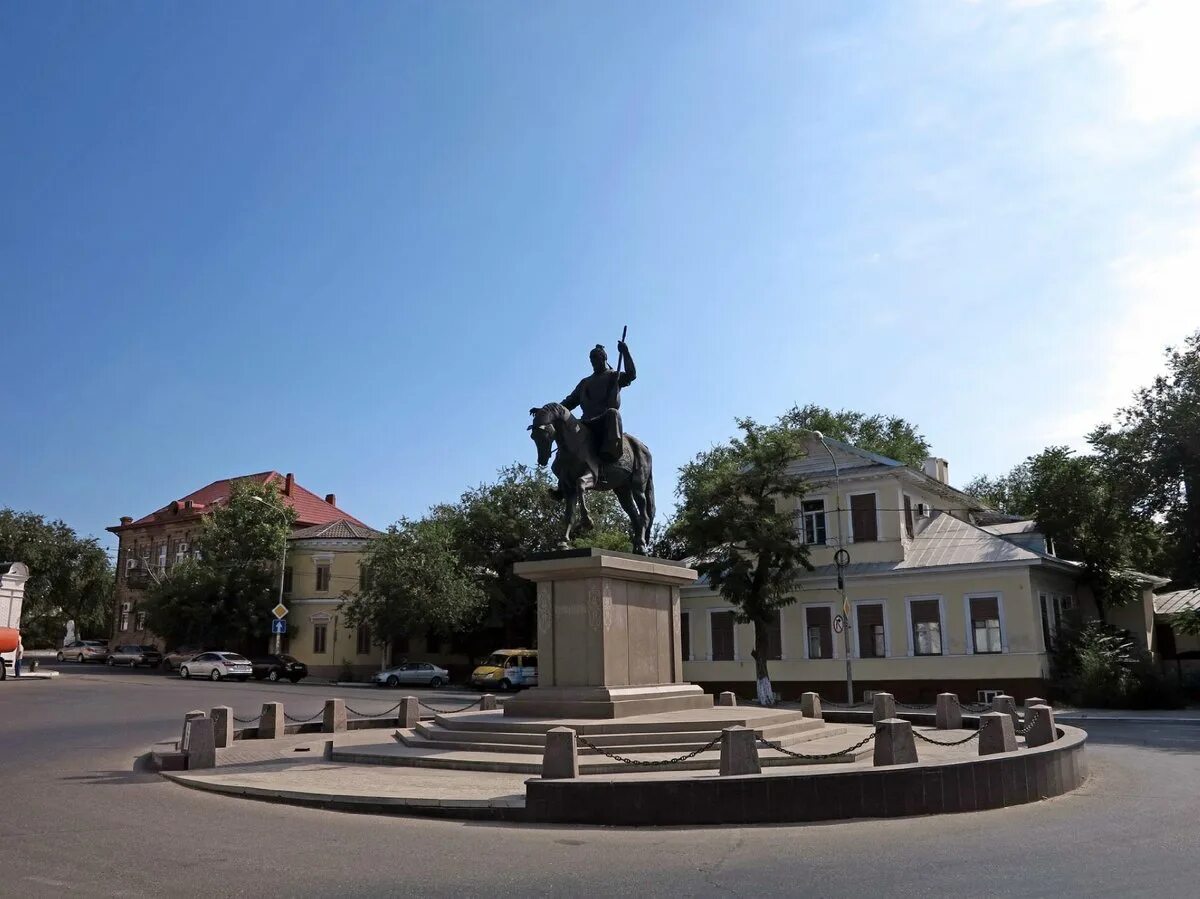 Памятник курмангазы. Астрахань памятник Курмангазы Сагырбаеву. Памятник Курмангазы Астрахань. Музей Курмангазы Астрахань. Мавзолей Курмангазы.