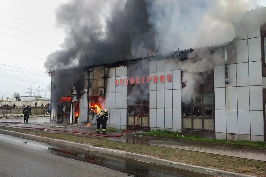 Горящее здание. Горит автосервис. Пожар на Адмирала Корнилова. Пожар в новой Москве.