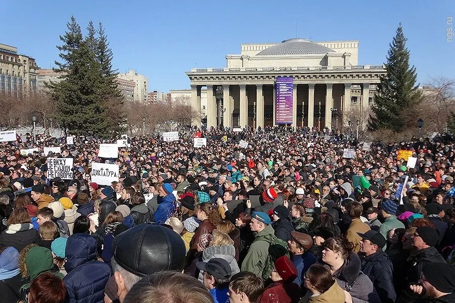 Протест на площади Ленина Новосибирск. Митинг. Митинг в Новосибирске сейчас. Митинг у театра оперы в Новосибирске.